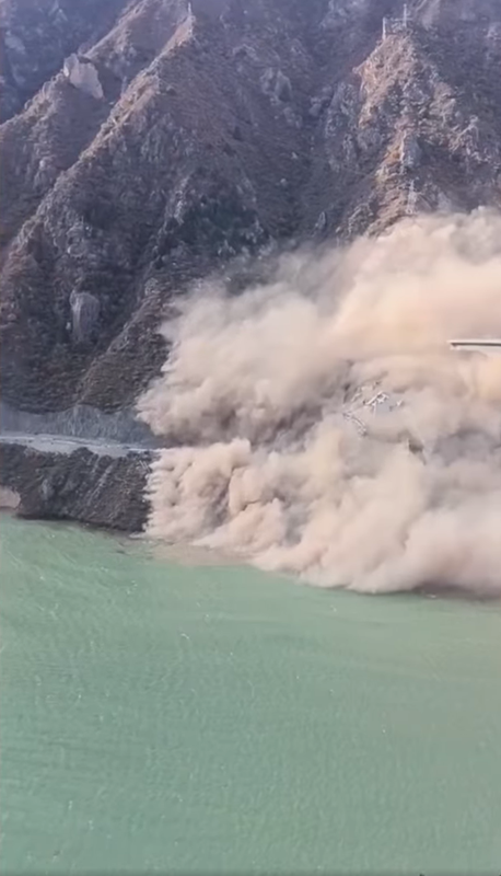 สะพานพังถล่ม ฝุ่นคลุ้งทั่วในจีน ชี้เพิ่งสร้างเสร็จเมื่อต้นปี