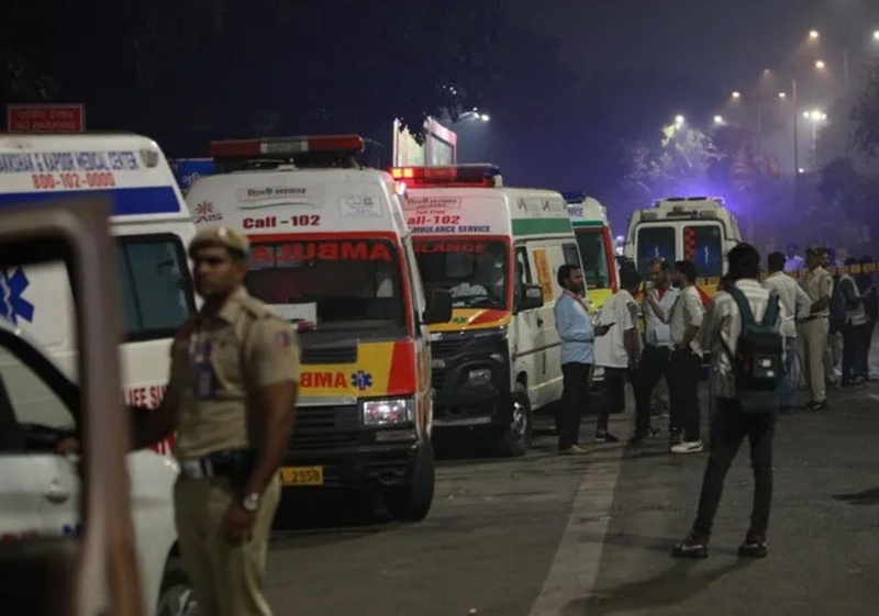 รถยนต์ระเบิดกลางเมืองเดลี อินเดีย เสียชีวิต 8 ราย 