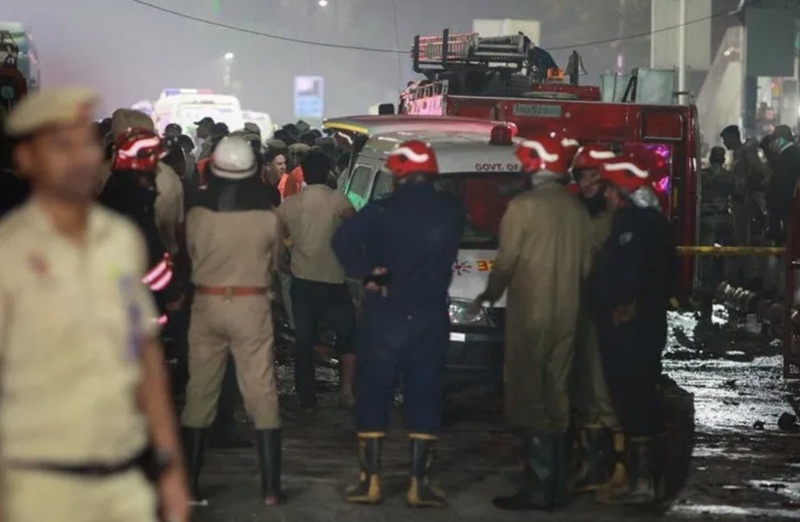 รถยนต์ระเบิดกลางเมืองเดลี อินเดีย เสียชีวิต 8 ราย 