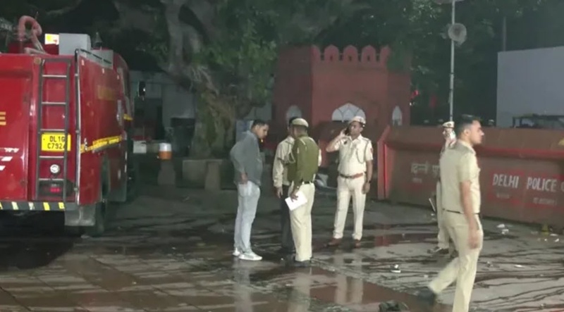 รถยนต์ระเบิดกลางเมืองเดลี อินเดีย เสียชีวิต 8 ราย 