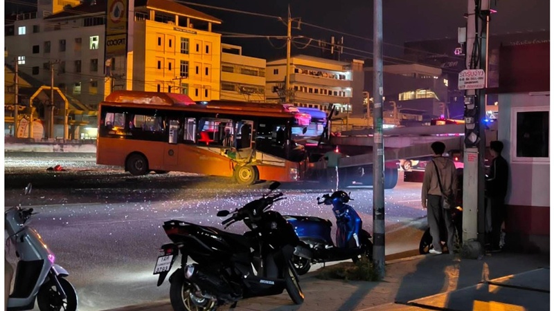 รถเมล์ชนรถบรรทุก