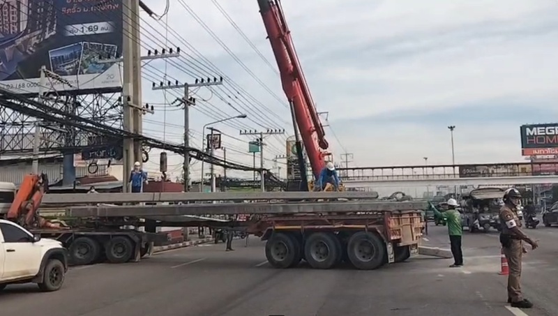 รถเมล์ชนรถบรรทุก