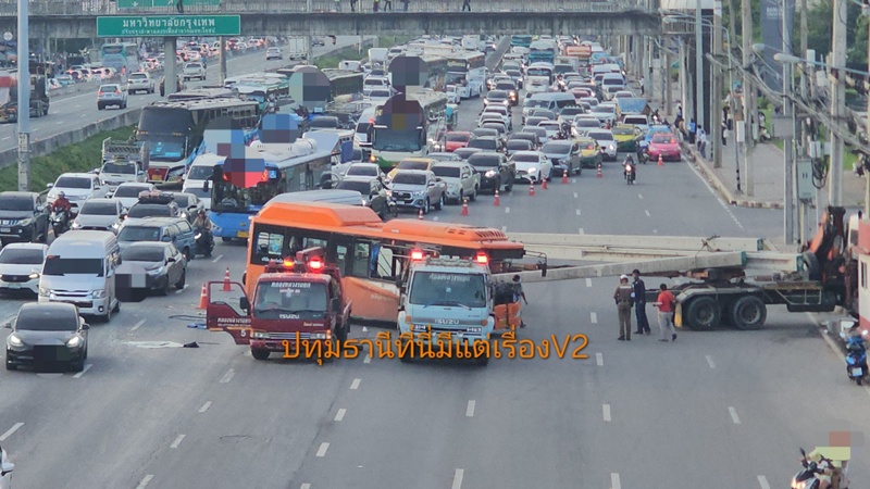 รถเมล์ชนรถบรรทุก