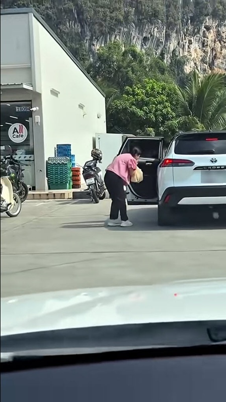 สาวก้มดูมือถือ เฟลเดินไปขึ้นรถผิดคัน