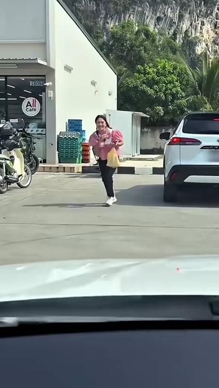 สาวก้มดูมือถือ เฟลเดินไปขึ้นรถผิดคัน