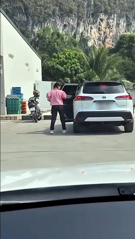 สาวก้มดูมือถือ เฟลเดินไปขึ้นรถผิดคัน