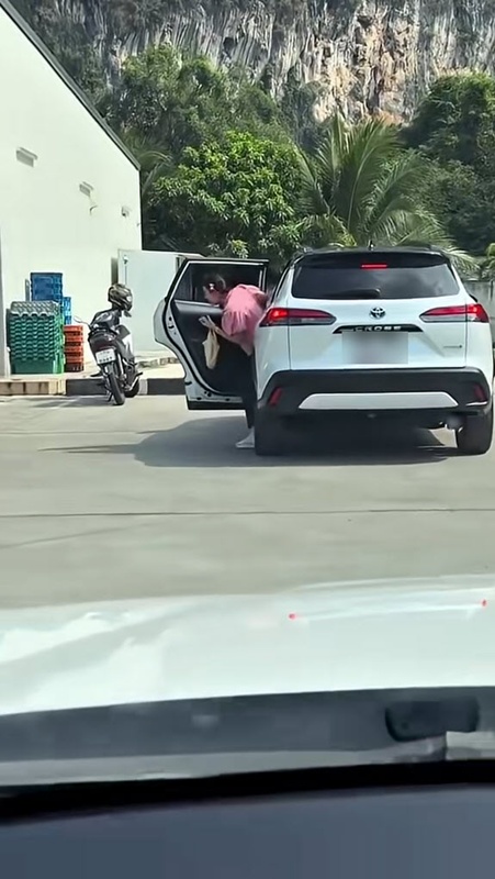 สาวก้มดูมือถือ เฟลเดินไปขึ้นรถผิดคัน