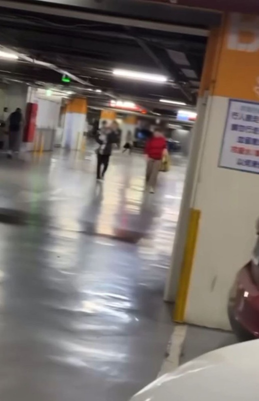 ว่อนภาพ รถหรูสั่นแรงในลานจอด