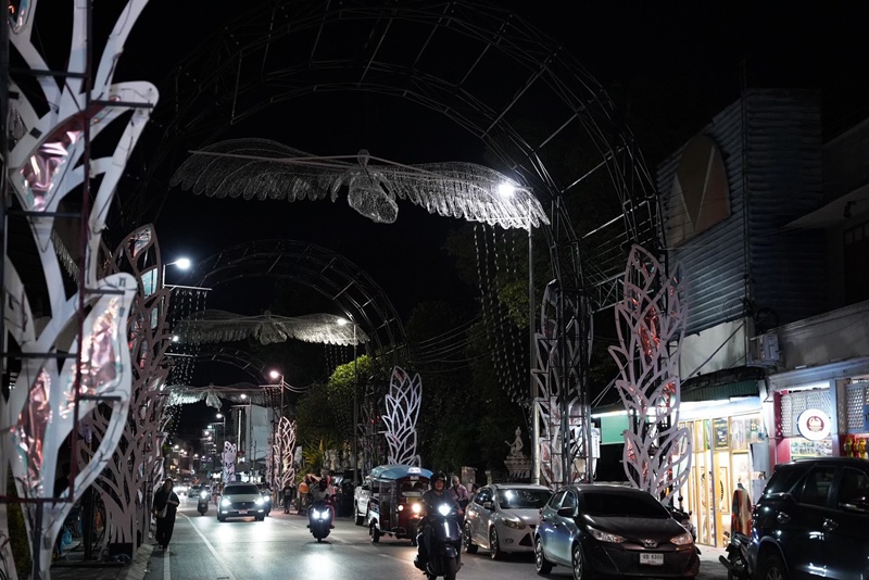 ดราม่า เทศบาลเชียงใหม่ พ่นสีดำทับดอกไม้รอบเมือง