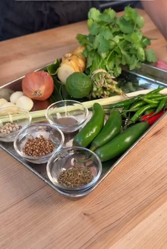 เด็กฝรั่งทำแกงเขียวหวานสูตรไทย