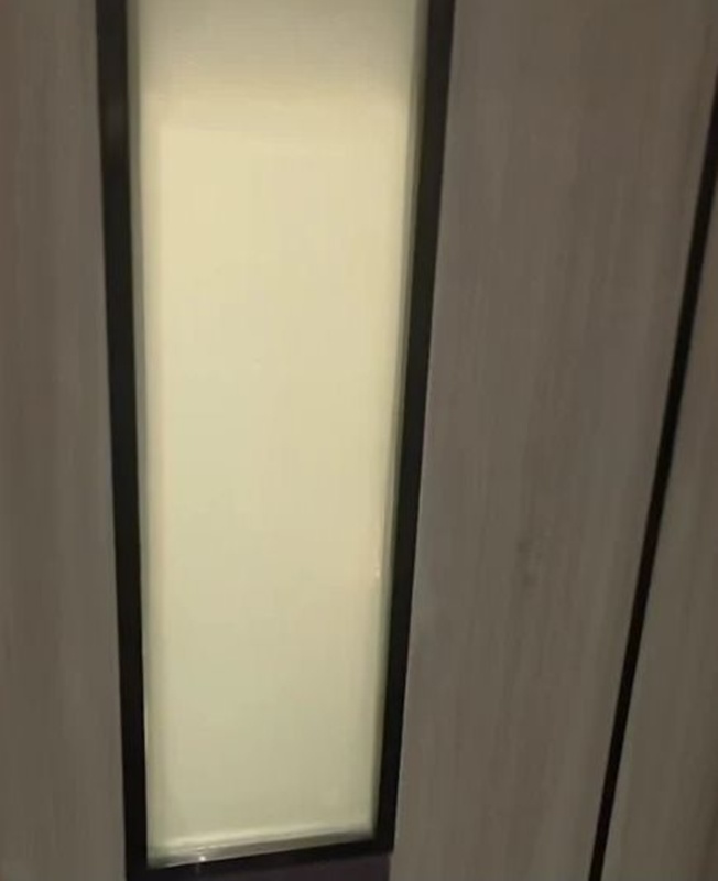 ห้องน้ำชายติดประตูกระจกพิเศษ