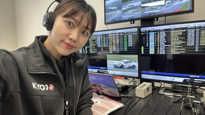 สาวอวดภาพใบขับขี่ แต่มีจุดทำหลุดโฟกัส