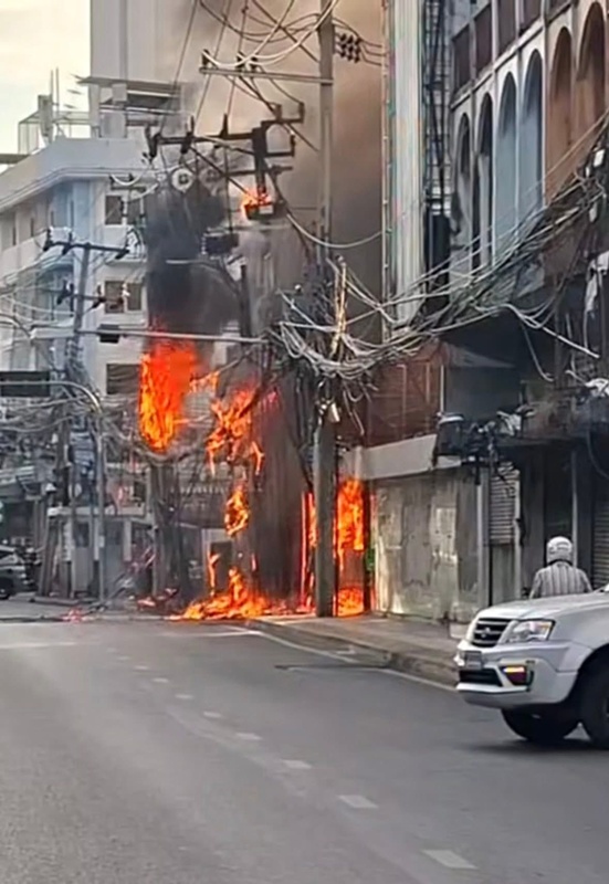 ไหม้ระทึก หม้อแปลงระเบิดย่านรามคำแหง