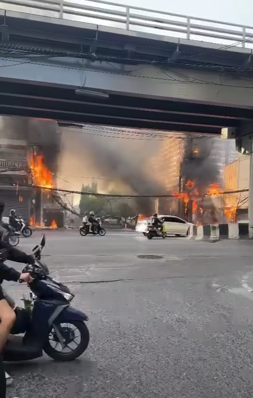 ไหม้ระทึก หม้อแปลงระเบิดย่านรามคำแหง