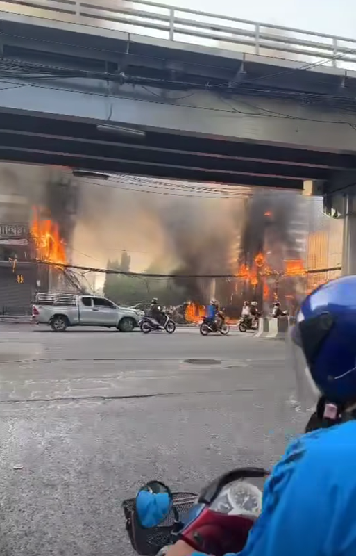 ไหม้ระทึก หม้อแปลงระเบิดย่านรามคำแหง