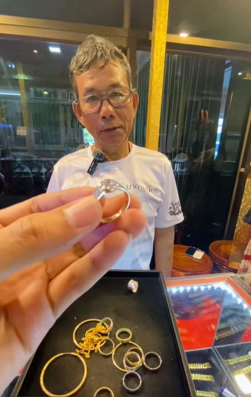 เก็บขยะตามชายหาด ใครจะรู้เจอสมบัติของจริง