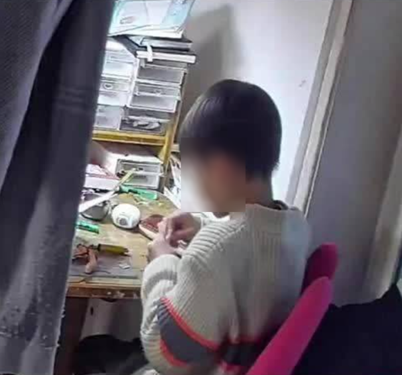 เด็ก 8 ขวบ เอาทองไปแจกเพื่อน