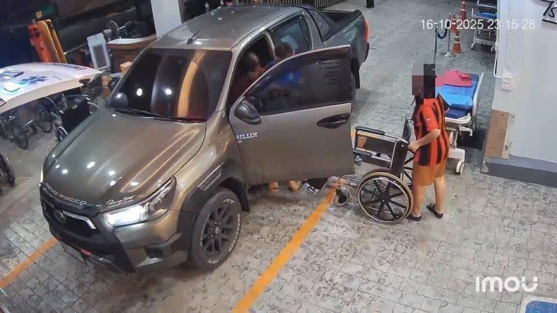 กระบะจอดรถขวางรถพยาบาล