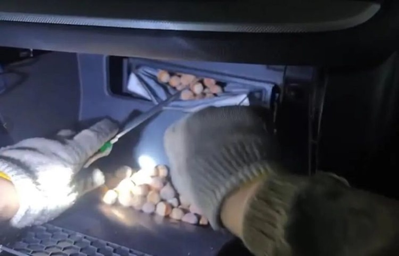 เจอเม็ดประหลาดในรถ ไหลออกมาเป็นร้อย