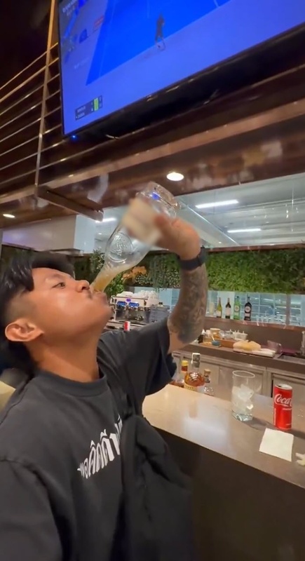 ขุดอีกคลิป แจ็ก แปปโฮ โผล่เล้าจ์สายการบินดัง หยิบเหล้าเสิร์ฟลูกค้ากระดก