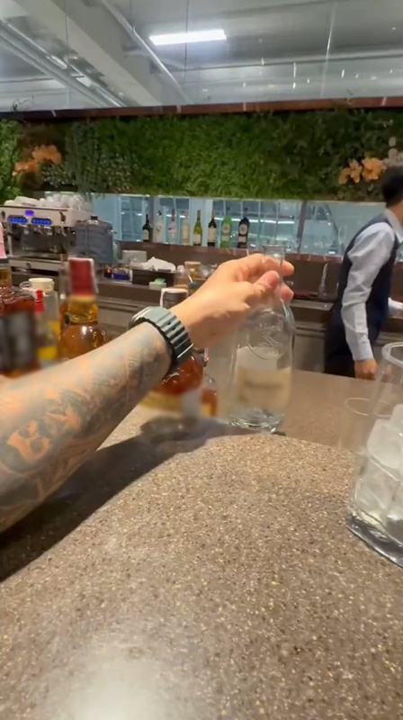 ขุดอีกคลิป แจ็ก แปปโฮ โผล่เล้าจ์สายการบินดัง หยิบเหล้าเสิร์ฟลูกค้ากระดก