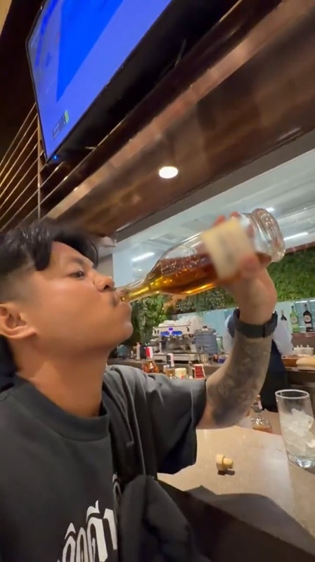 ขุดอีกคลิป แจ็ก แปปโฮ โผล่เล้าจ์สายการบินดัง หยิบเหล้าเสิร์ฟลูกค้ากระดก