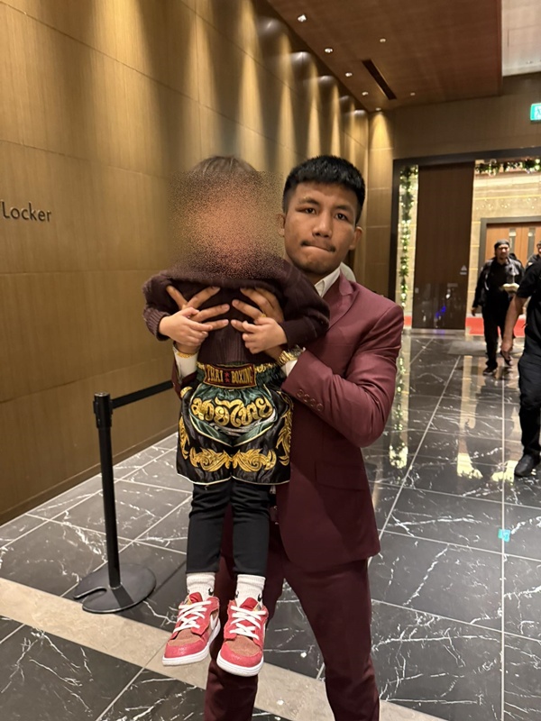 แจ็กแปปโฮ พาลูกยื่นหัวซันรูฟบนทางด่วนญี่ปุ่น