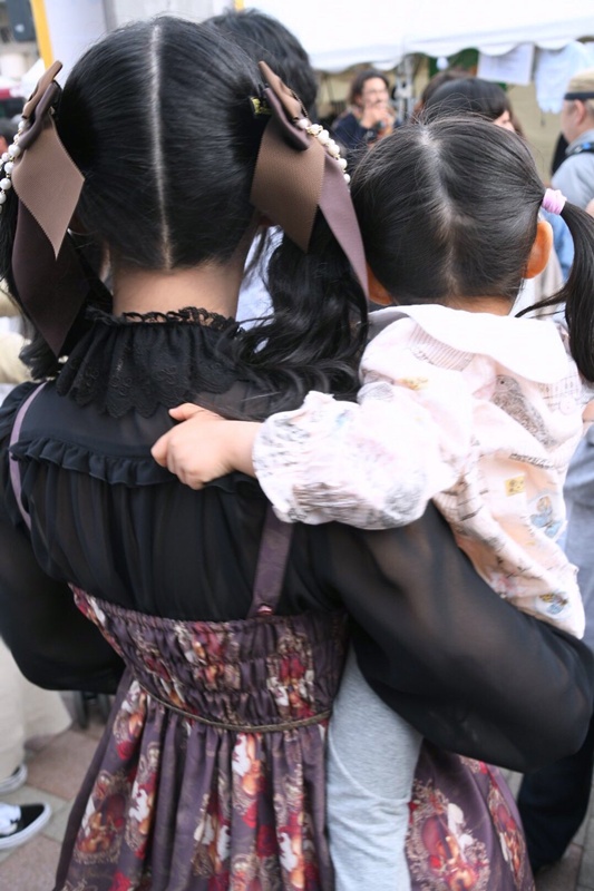 ไวรัลน่ารักใจฟู สาวน้อยกลายเป็นโต๊ะอุ่นแมว