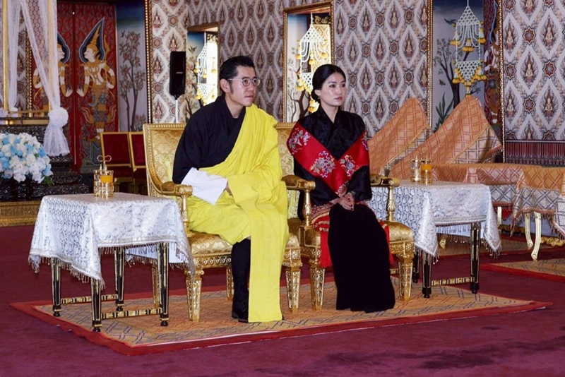 สมเด็จพระราชาธิบดีจิกมี วางพวงมาลาถวายราชสักการะหน้าพระบรมศพ สมเด็จพระพันปีหลวง