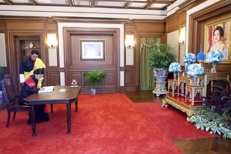 สมเด็จพระราชาธิบดีจิกมี วางพวงมาลาถวายราชสักการะหน้าพระบรมศพ สมเด็จพระพันปีหลวง