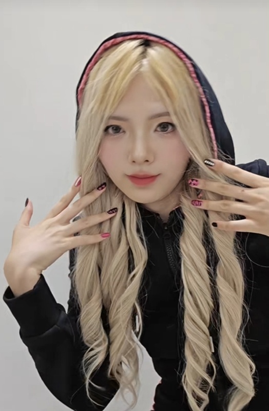 สาวคนดัง TikTok อยู่กับแมลงสาบ 3 หมื่นตัว สาวคนดัง TikTok อยู่กับแมลงสาบ 3 หมื่นตัว
