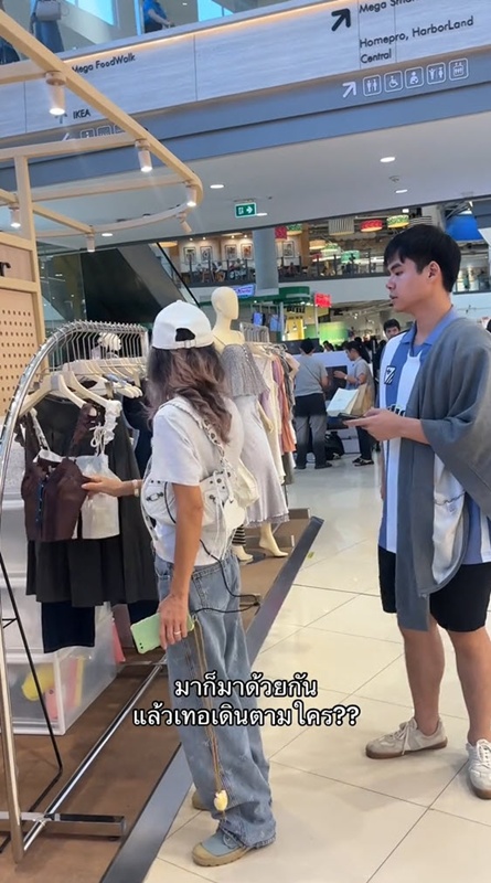 แฟนหนุ่มเผลอเดินตามสาวผิดคน แฟนหนุ่มเผลอเดินตามสาวผิดคน