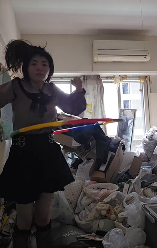 สาวคนดัง TikTok อยู่กับแมลงสาบ 3 หมื่นตัว สาวคนดัง TikTok อยู่กับแมลงสาบ 3 หมื่นตัว