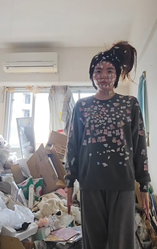 สาวคนดัง TikTok อยู่กับแมลงสาบ 3 หมื่นตัว สาวคนดัง TikTok อยู่กับแมลงสาบ 3 หมื่นตัว