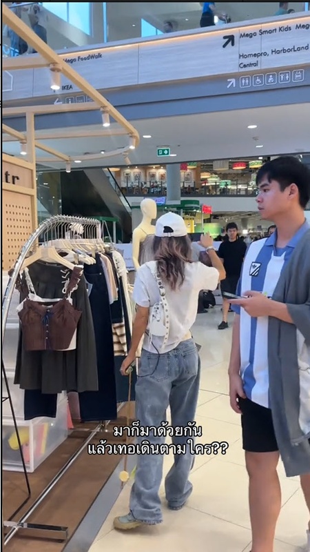 แฟนหนุ่มเผลอเดินตามสาวผิดคน แฟนหนุ่มเผลอเดินตามสาวผิดคน