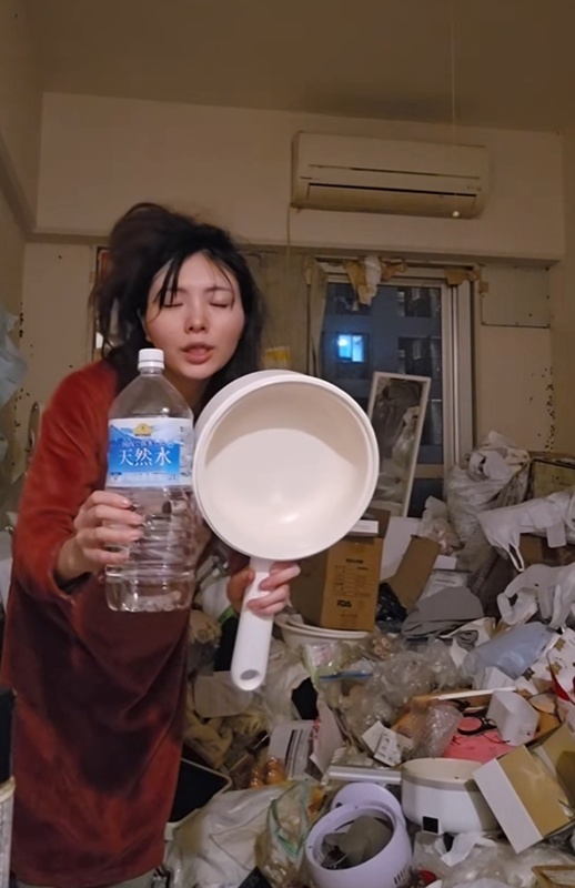 สาวคนดัง TikTok อยู่กับแมลงสาบ 3 หมื่นตัว สาวคนดัง TikTok อยู่กับแมลงสาบ 3 หมื่นตัว