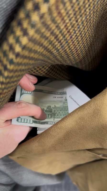 ซื้อเสื้อมือสอง กลายเป็นคนดวงเฮง ได้ของแถมอึ้ง