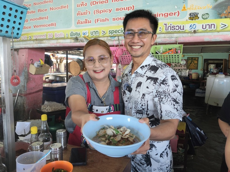 ร้านก๋วยเตี๋ยวน้ำท่วม พลิกวิกฤตเป็นโอกาส