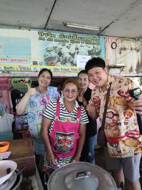 ร้านก๋วยเตี๋ยวน้ำท่วม พลิกวิกฤตเป็นโอกาส
