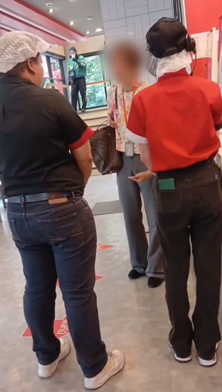 หญิงโวยพนักงาน ฉุนขอดูสลิป