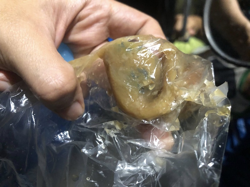 ป้อนขาหมูให้ลูก เจอหมึกเปรอะอาหาร