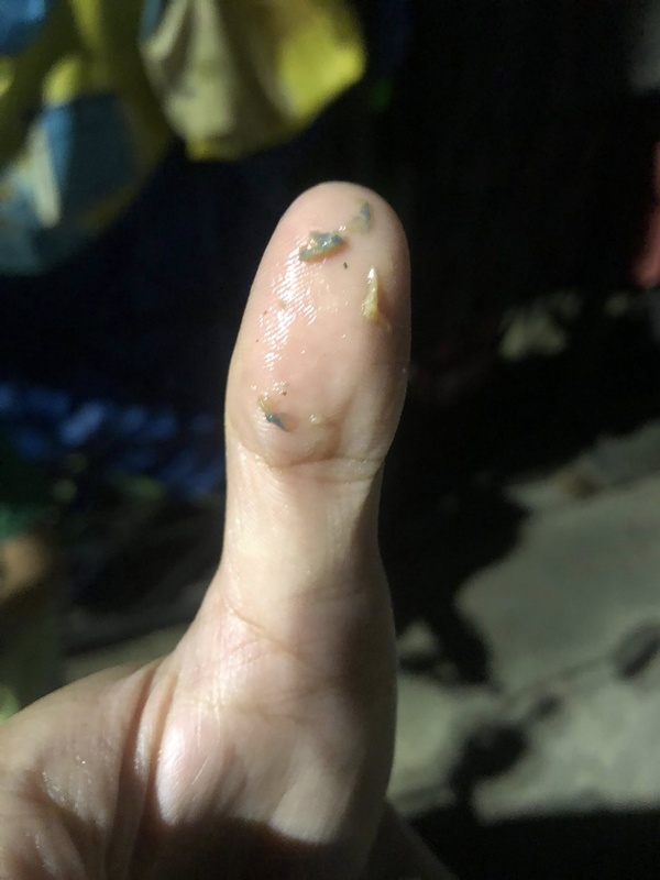 ป้อนขาหมูให้ลูก เจอหมึกเปรอะอาหาร