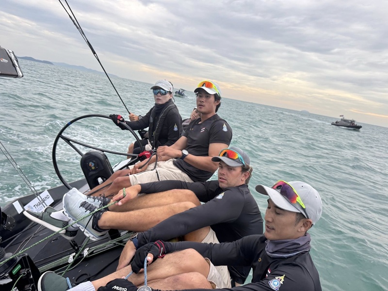 สมเด็จพระราชินี ทรงร่วมฝึกซ้อมเรือใบ เตรียมลงศึกซีเกมส์ ครั้งที่ 33