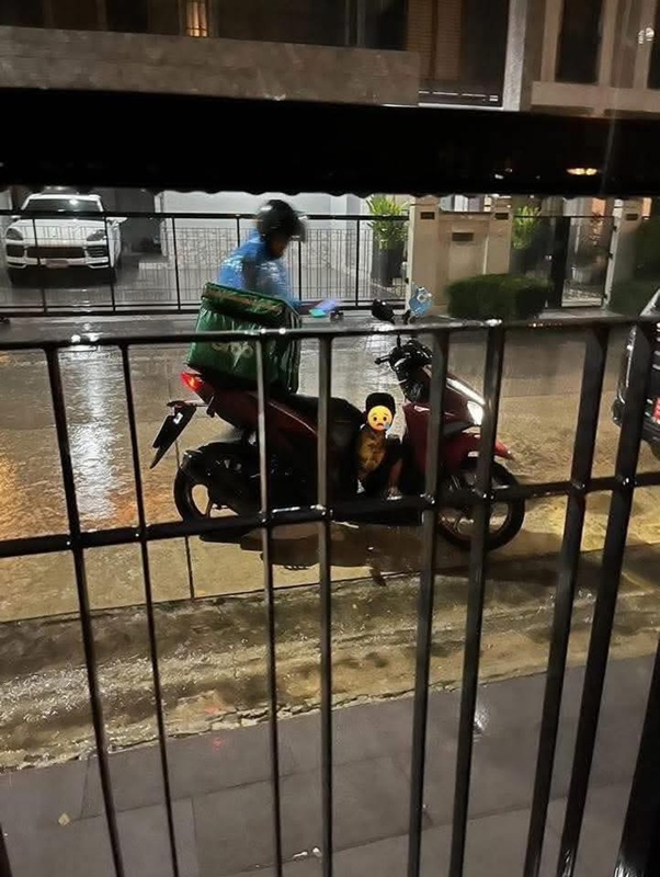 สาวหิวจะวีนไรเดอร์ เจอภาพจริงถึงกับน้ำตาซึมกลางสายฝน