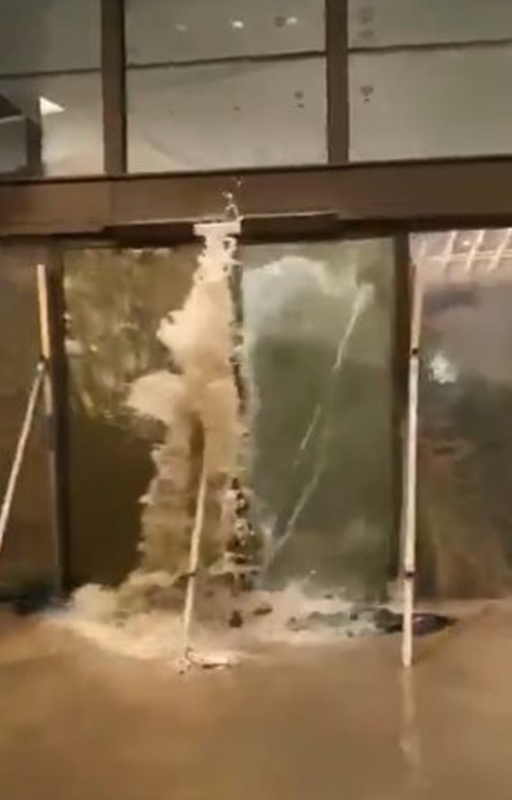 ระทึกหนัก ไต้ฝุ่นรากาซาถล่มฮ่องกง