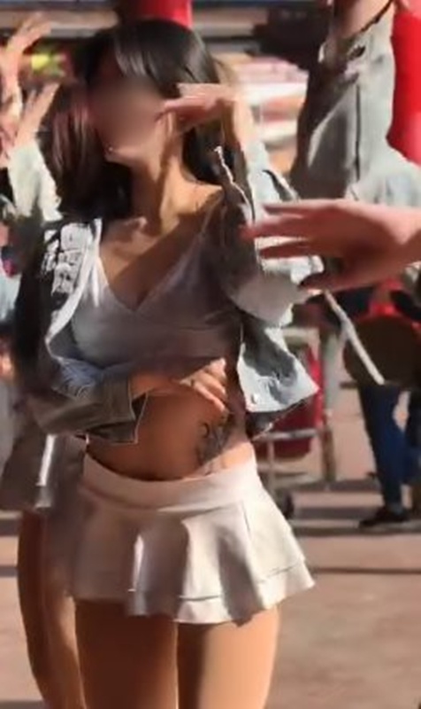 งานวัดไต้หวัน จ้างสาวกระโปรงสั้นเต้นโชว์