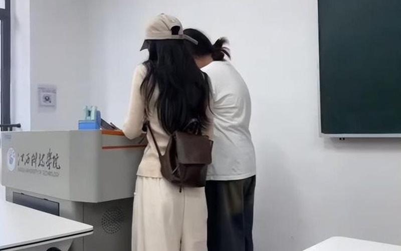 ดราม่าโซเชียล ไวรัลภาพถ่ายด้านหลัง 2 นักศึกษาสาวในห้องเรียน