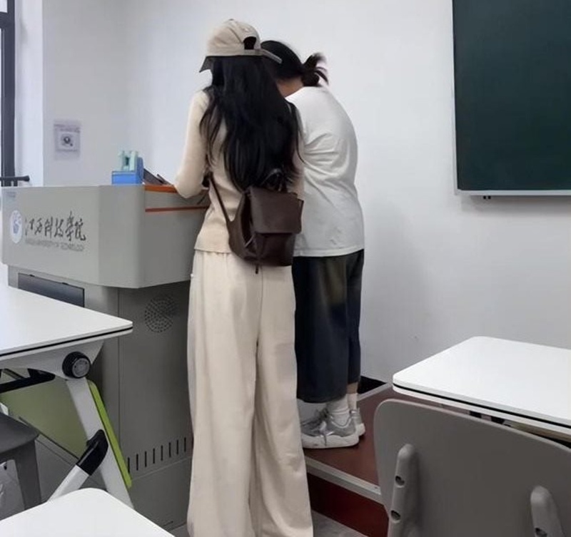 ดราม่าโซเชียล ไวรัลภาพถ่ายด้านหลัง 2 นักศึกษาสาวในห้องเรียน