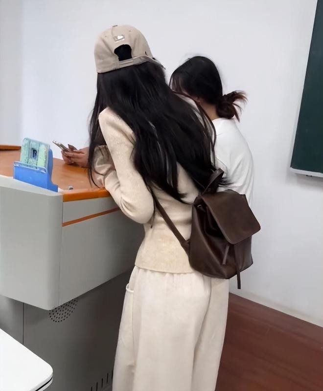 ดราม่าโซเชียล ไวรัลภาพถ่ายด้านหลัง 2 นักศึกษาสาวในห้องเรียน