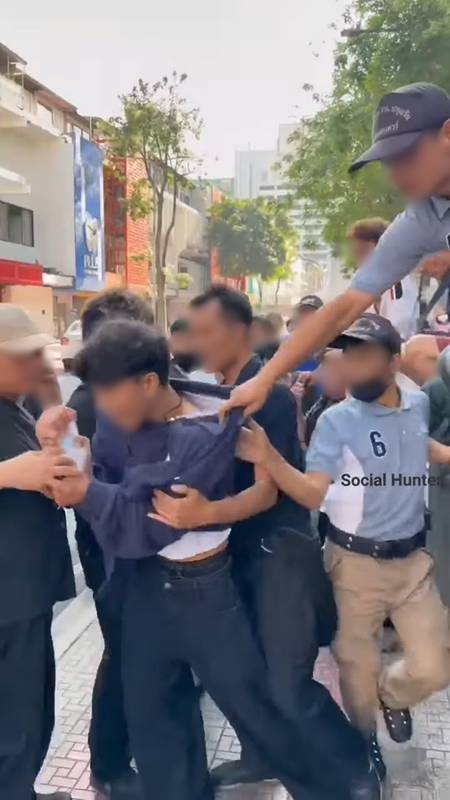 แก๊งรับหิ้วแย่งคิวรองเท้า